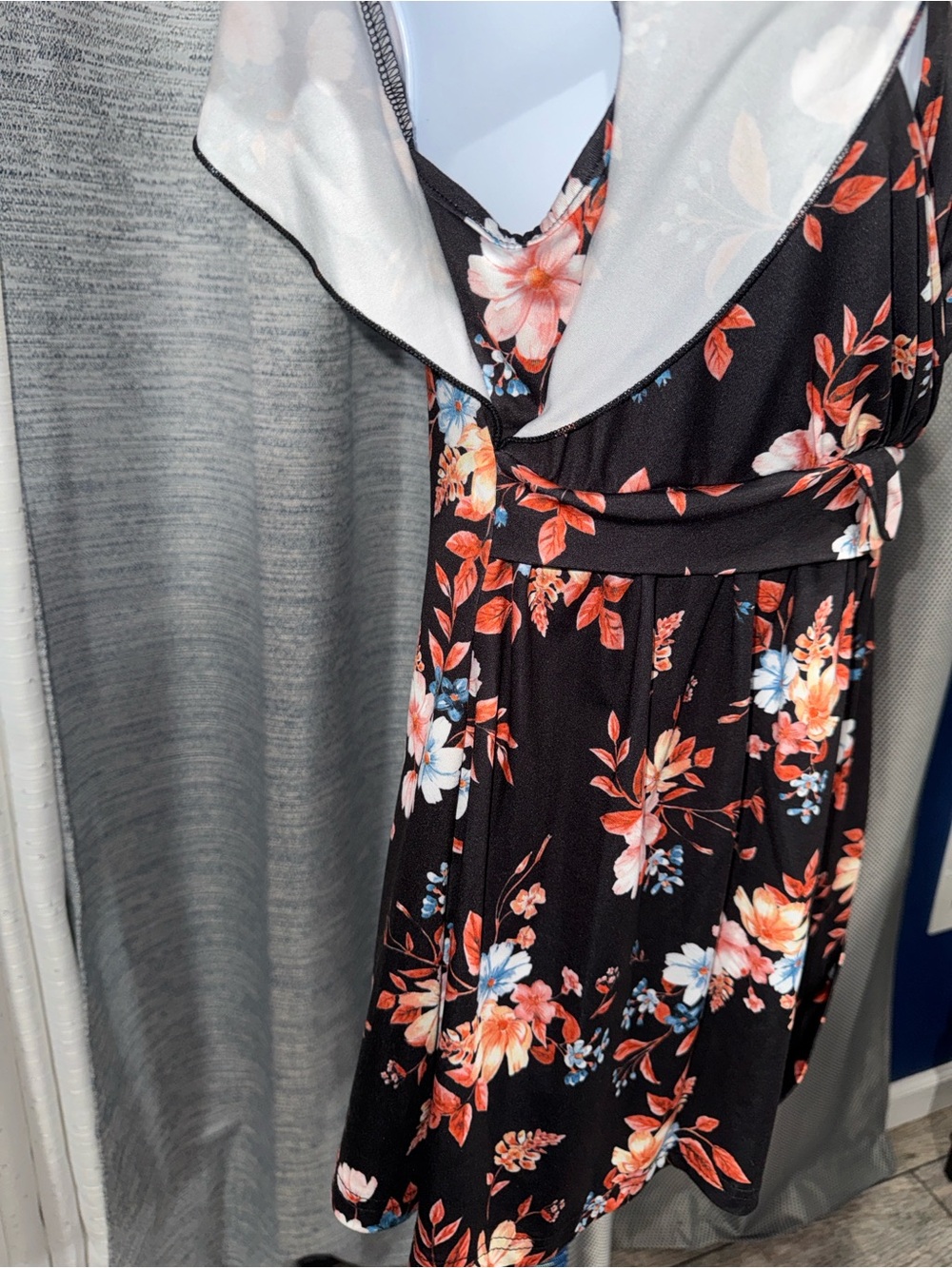 Ekouaer- Black Floral Surplice Peplum Top
Size Small - Picture 9 of 13
